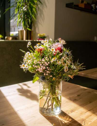 restaurant-wadern-zur-sonne-gasthaus-bistro-galerie-blumenstrauss-auf-tisch