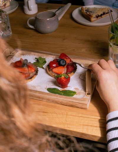 restaurant-wadern-zur-sonne-gasthaus-bistro-galerie-dessert-erdbeertoertchen