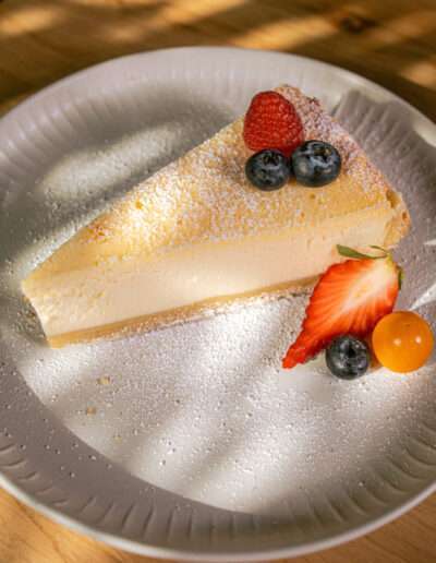 restaurant-wadern-zur-sonne-gasthaus-bistro-galerie-kaesekuchen-mit-beeren
