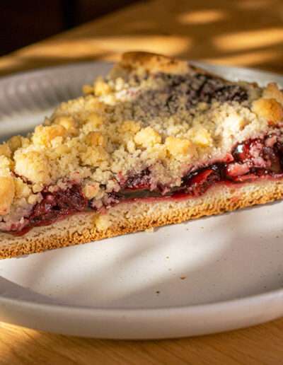 restaurant-wadern-zur-sonne-gasthaus-bistro-galerie-kirschstreuselkuchen