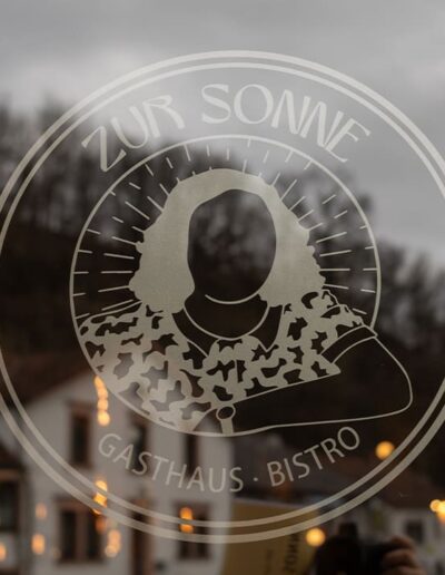 restaurant-wadern-zur-sonne-gasthaus-bistro-galerie-logo-fensterscheibe