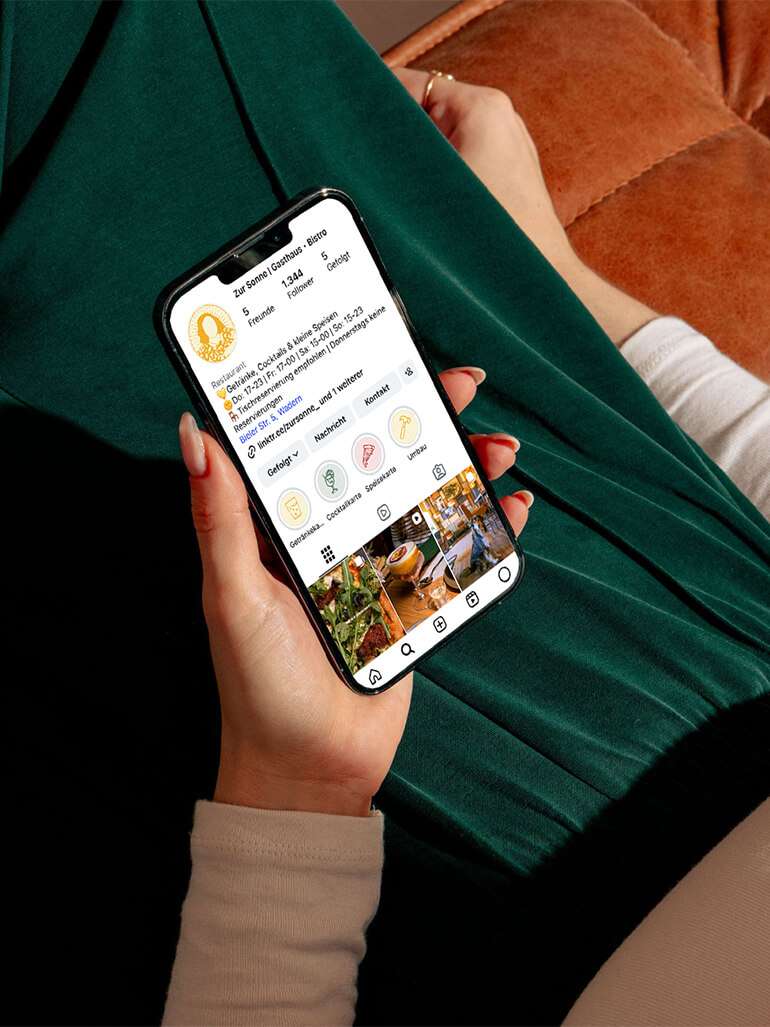 Person hält ein Handy mit Instagram in der Hand